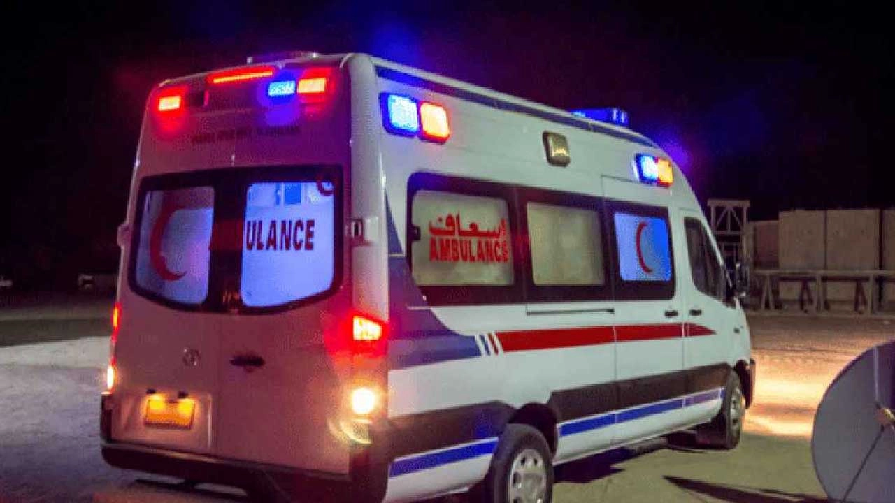 বাড়ির উঠানে ফ্রিজারে ফেলে রেখেছেন সন্তানরা