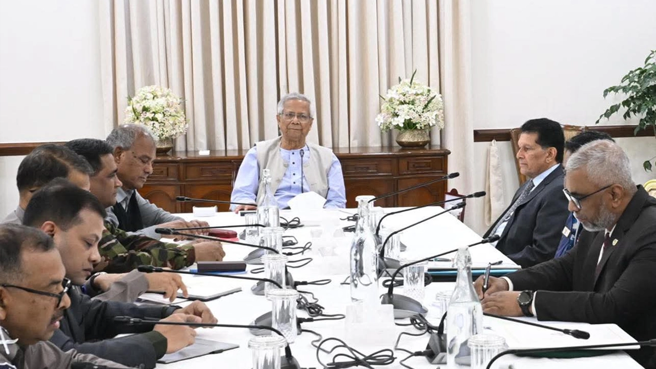 প্রধান উপদেষ্টার নেতৃত্বে বৈঠক। ছবি: প্রধান উপদেষ্টার প্রেস উইং