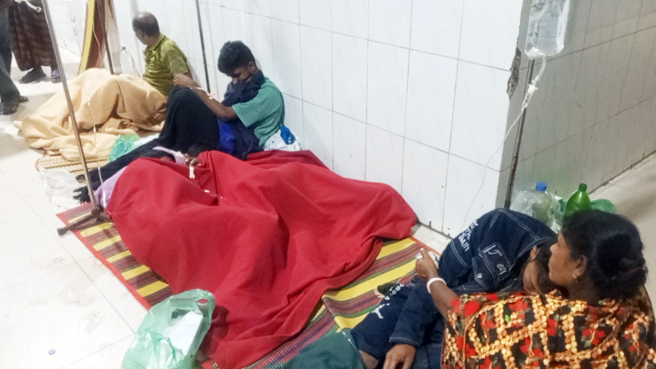 একই পরিবারের ৬ জন অসুস্থ হয়ে হাসপাতালে ভর্তি