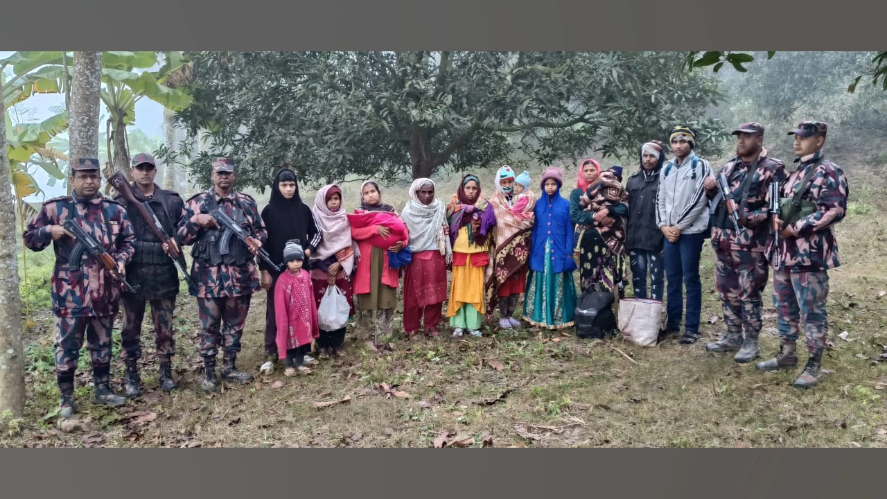 ভোলাহাট সীমান্তে অবৈধ অনুপ্রবেশকালে ২৭ জন আটক