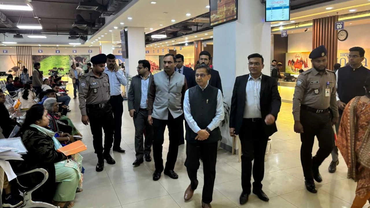 সোমবার (২২ ডিসেম্বর) ঢাকার আইভ্যাক পরিদর্শনে করেন ভারতীয় হাইকমিশনার প্রণয় ভার্মা