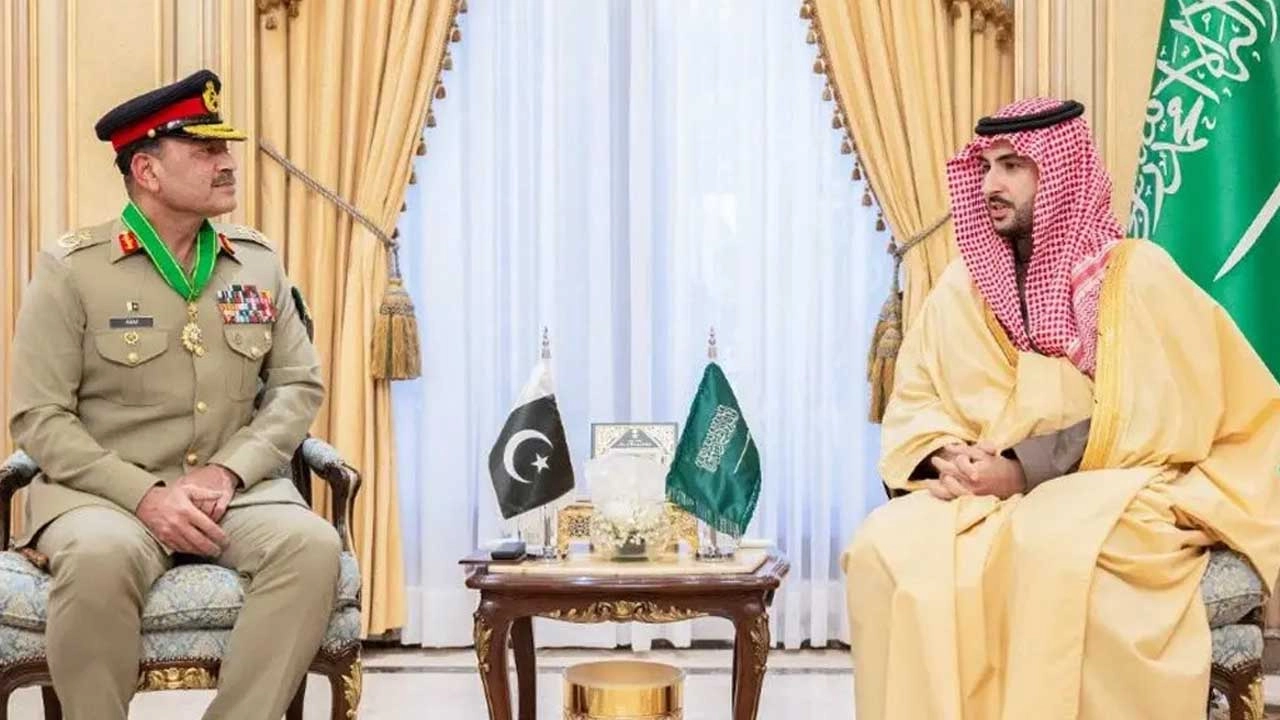 পাকিস্তানের সেনাপ্রধান জেনারেল আসিম মুনির ও সৌদি আরবের প্রতিরক্ষামন্ত্রী প্রিন্স খালিদ বিন সালমান