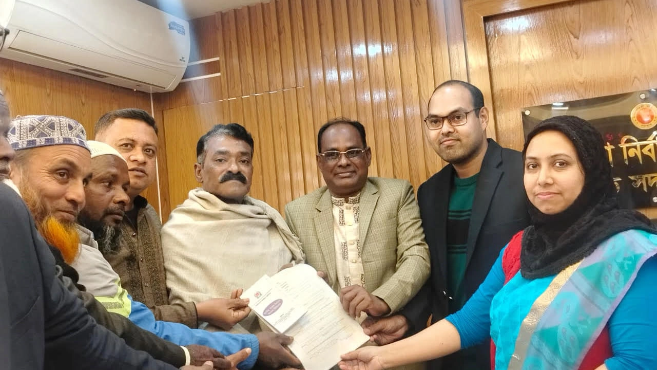 রাশেদ প্রধানের পক্ষে মনোনয়নপত্র সংগ্রহ করেছেন স্থানীয় জাগপা নেতৃবৃন্দ। 