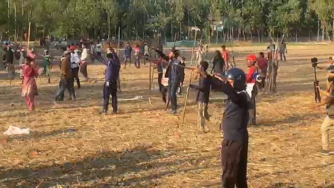 দুই পক্ষের সংঘর্ষ