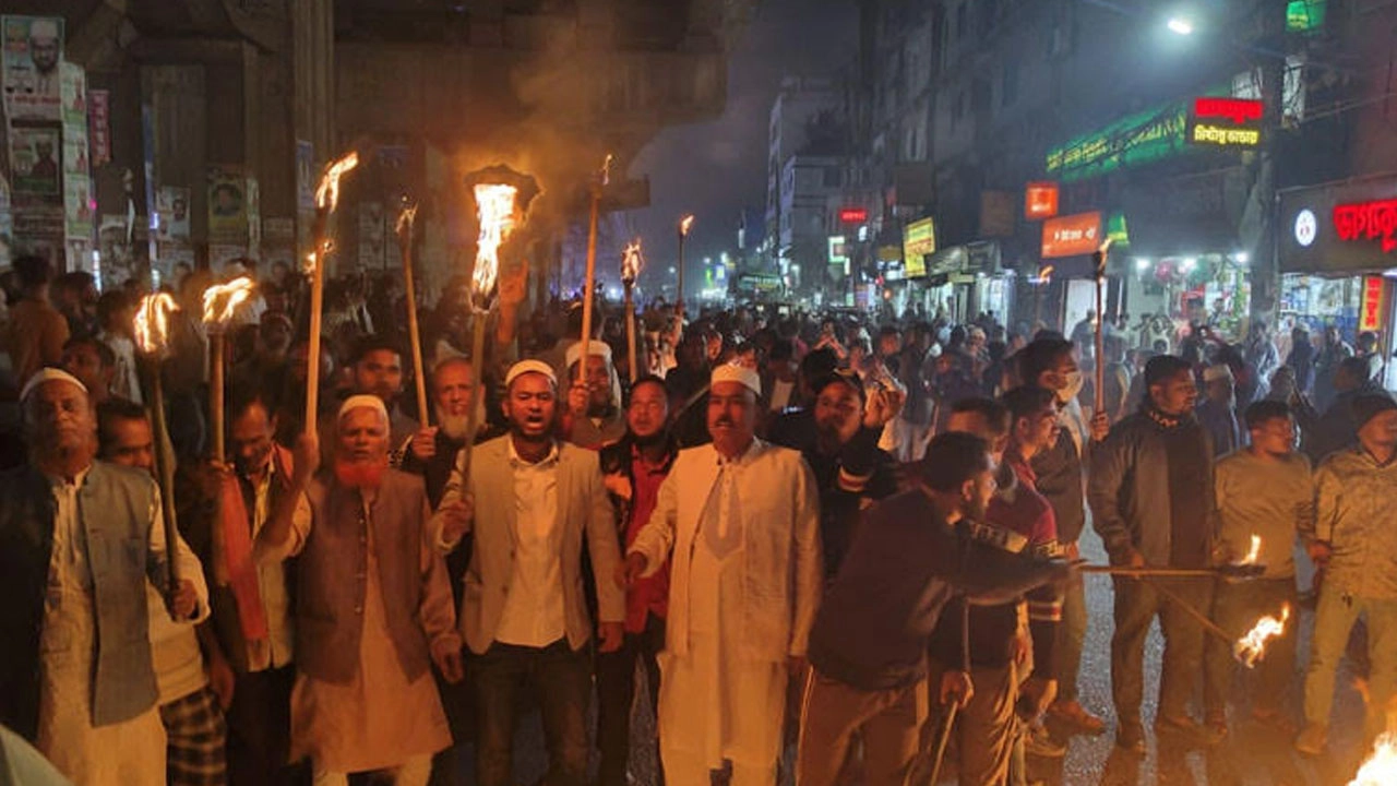 বিএনপির মনোনীত এমপি প্রার্থী পরিবর্তনের দাবিতে টঙ্গীতে মশাল মিছিল