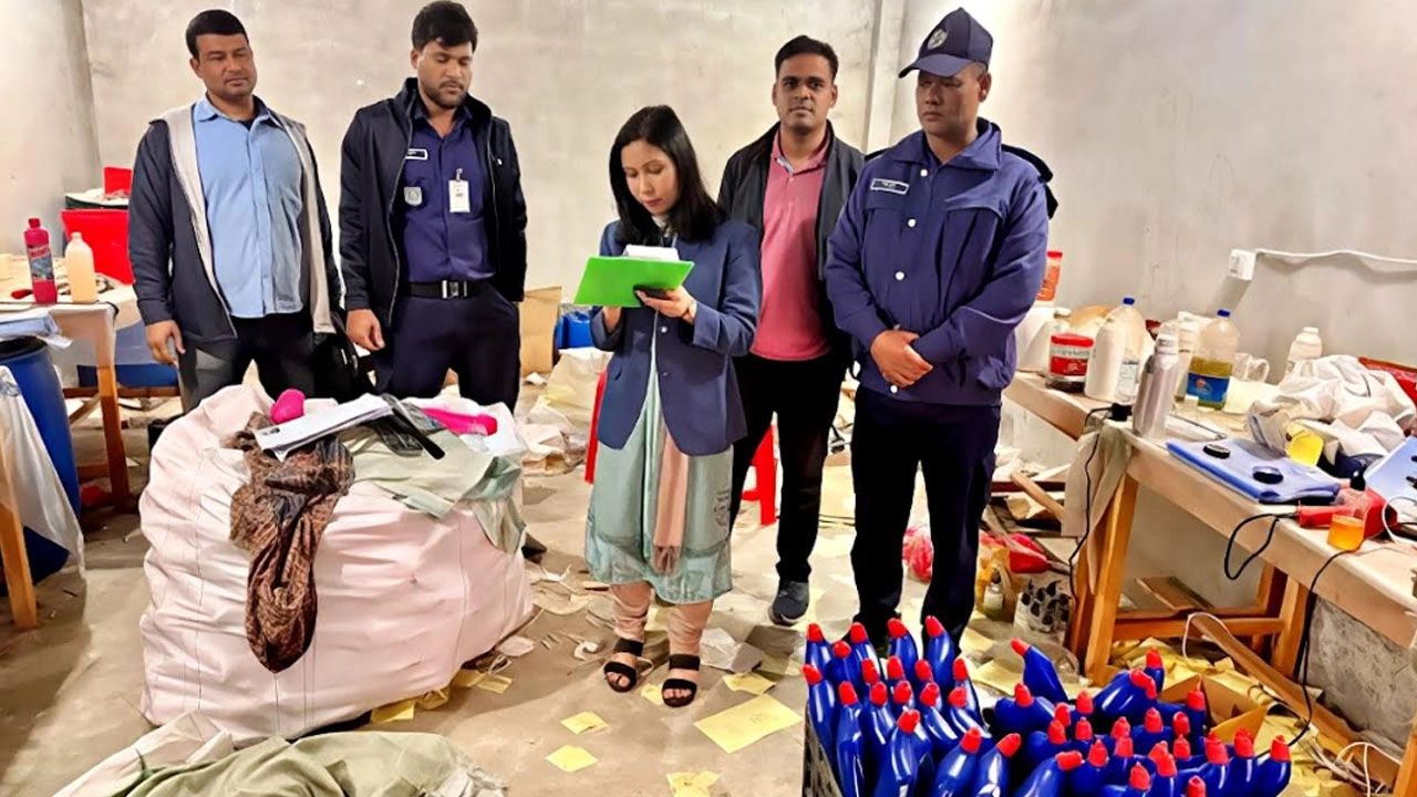 কারখানায় তৈরি হচ্ছিল নকল ক্লিনার ও হ্যান্ডওয়াশ