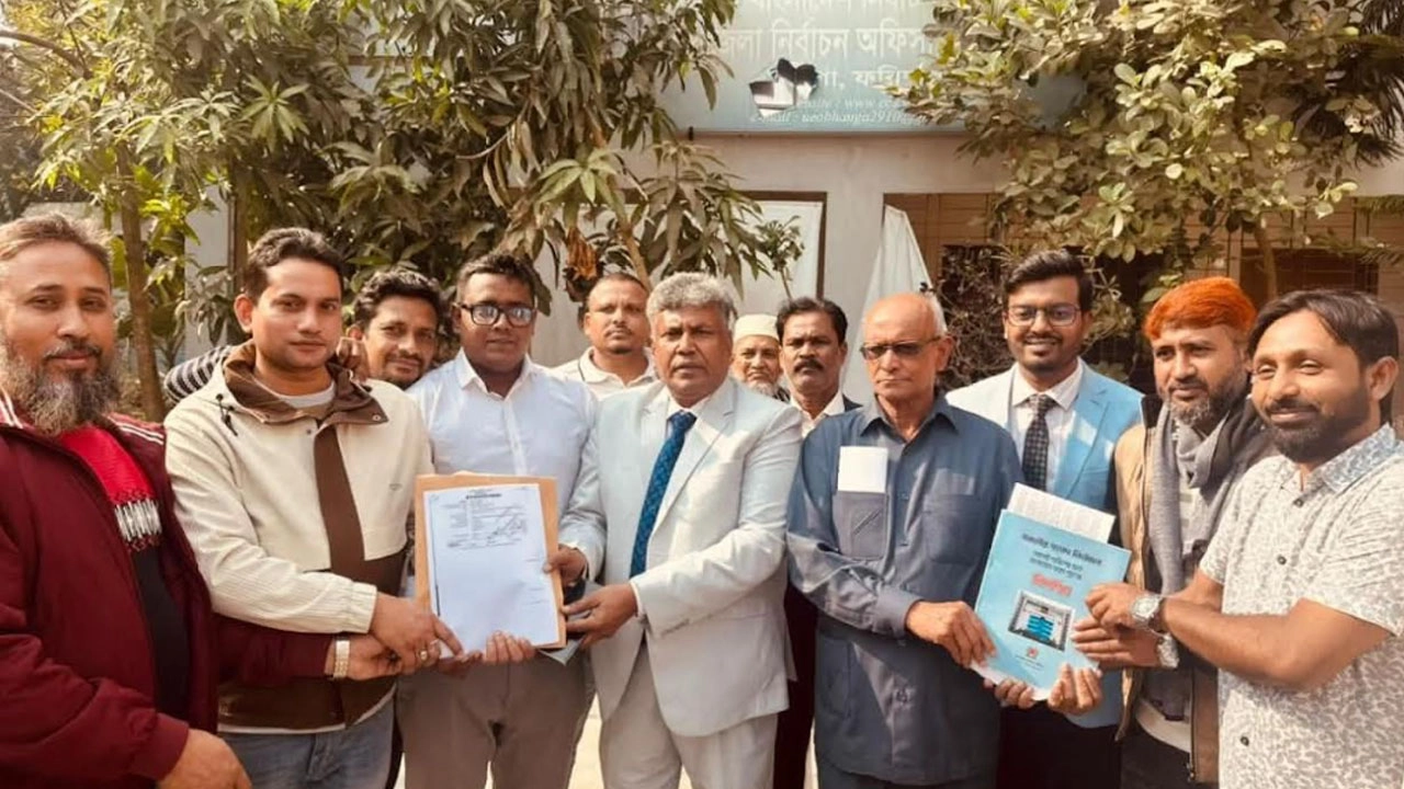 কেন্দ্রীয় কৃষকদলের সাধারণ সম্পাদক শহিদুল ইসলাম বাবুলের পক্ষ থেকে মনোনয়নপত্র সংগ্রহ করা হয়েছে।