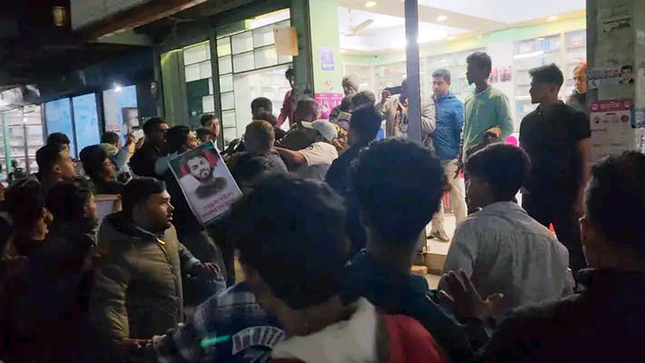 সংঘর্ষে জড়িয়ে পড়ে দুই পক্ষ