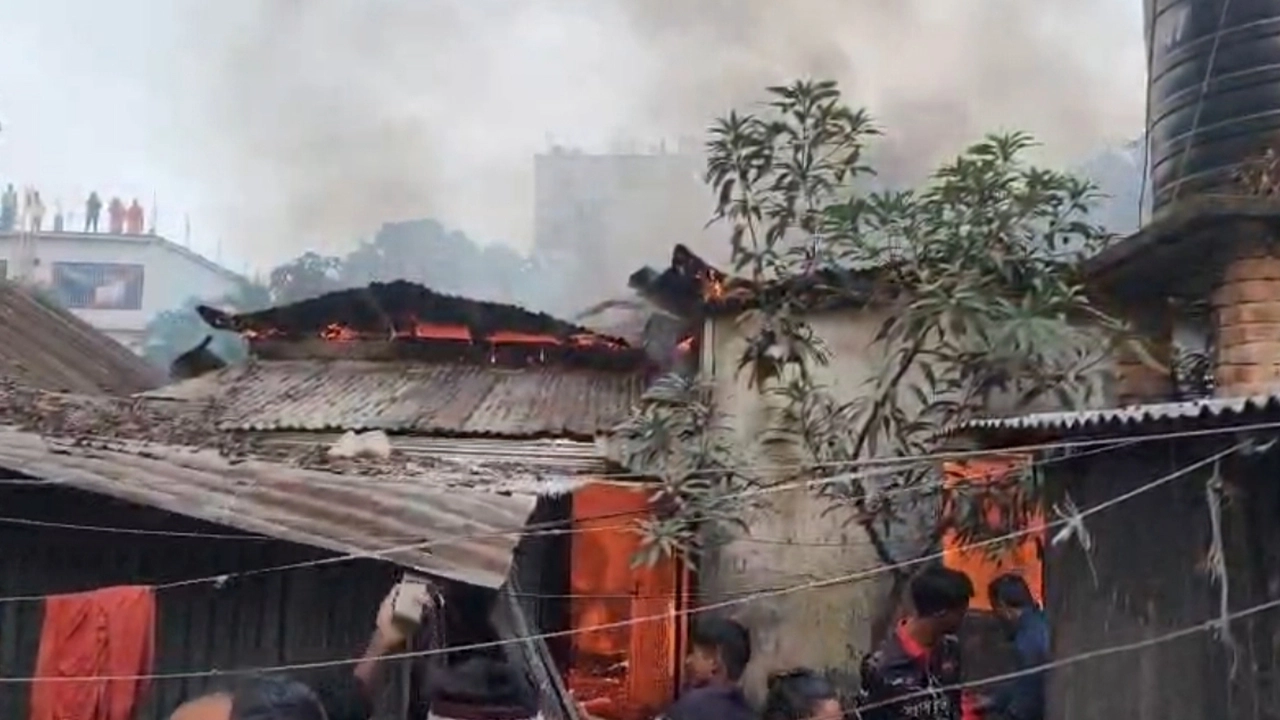 শ্রীপুরে বৈদ্যুতিক শর্ট সার্কিটে ১০টি বসতঘর পুড়ে ছাই