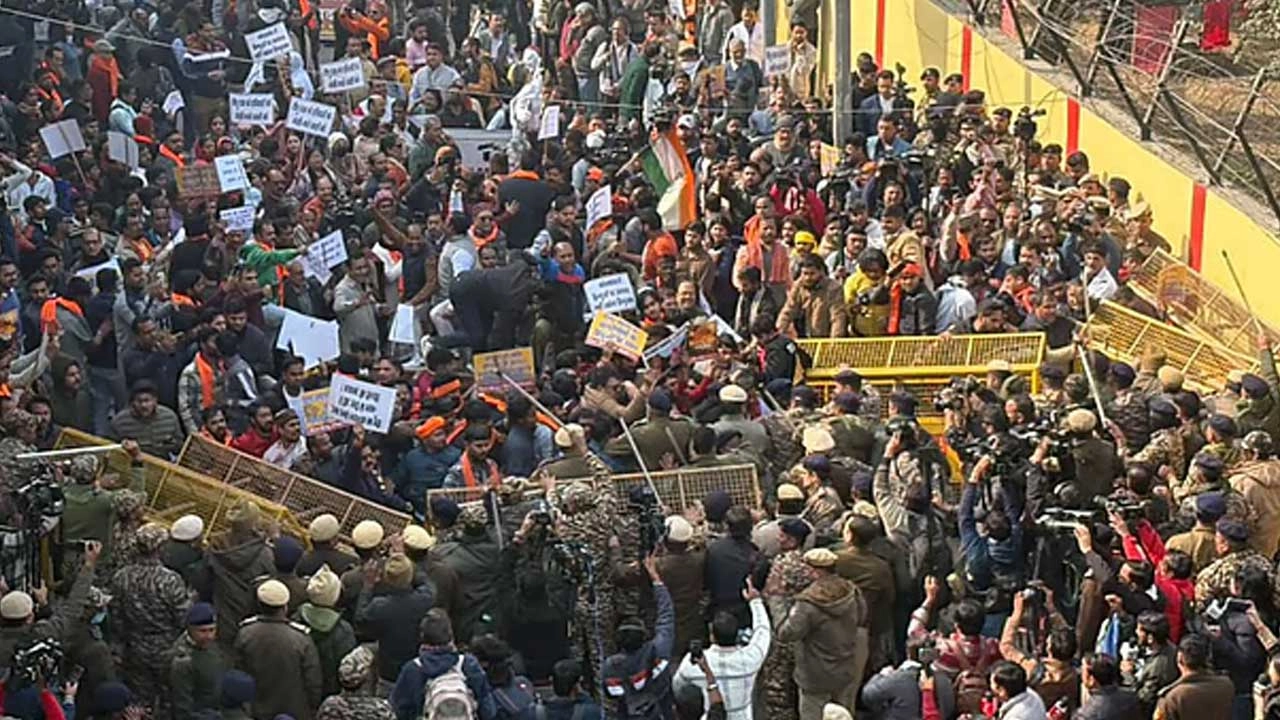 নয়াদিল্লিতে বাংলাদেশ হাইকমিশনের সামনে বড় ধরনের বিক্ষোভ দেখান বিশ্ব হিন্দু পরিষদ (ভিএইচপি) ও বজরঙ্গ দলের সদস্য ও সমমনারা