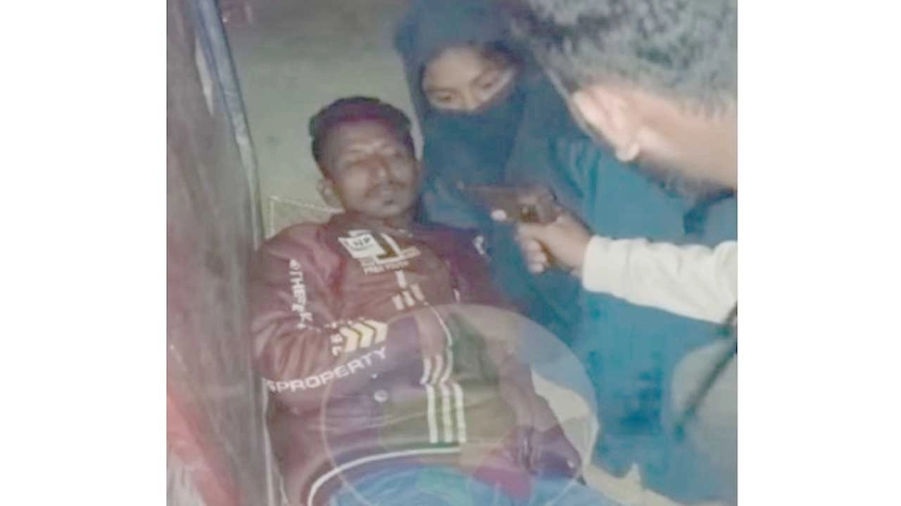 বিদেশি পিস্তল হাতে ফেনীর সোনাগাজী উপজেলার বগাদানা ইউনিয়ন ছাত্রদলের সাবেক সহ-সম্পাদক আনোয়ার হোসেন ছোটন।