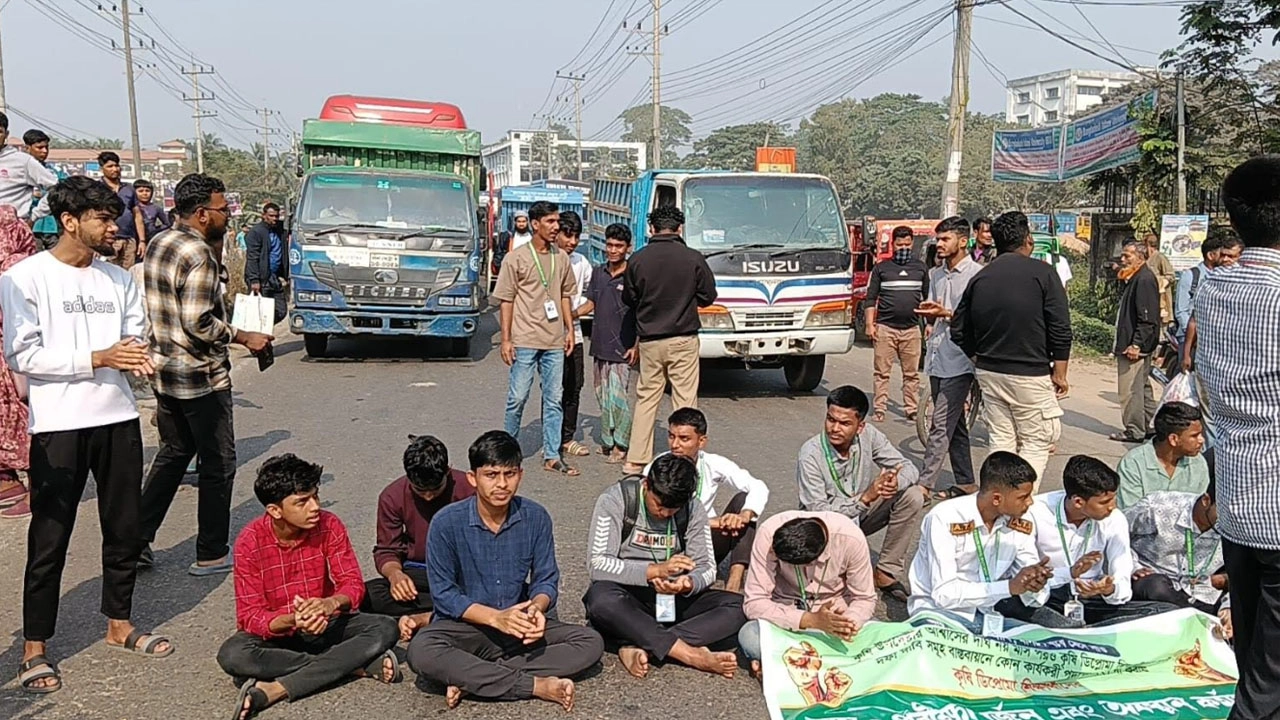 শিক্ষার্থীদের ৮দফা দাবিতে রোড ব্লকেড