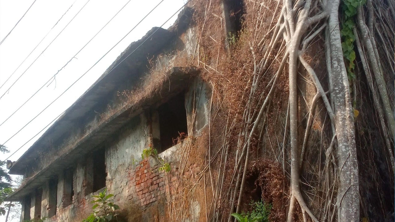 অর্ধশত বছরের পরিত্যক্ত ভবন