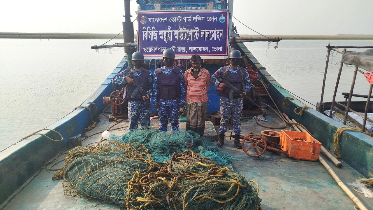 অবৈধ বোট-জালসহ জেলে আটক