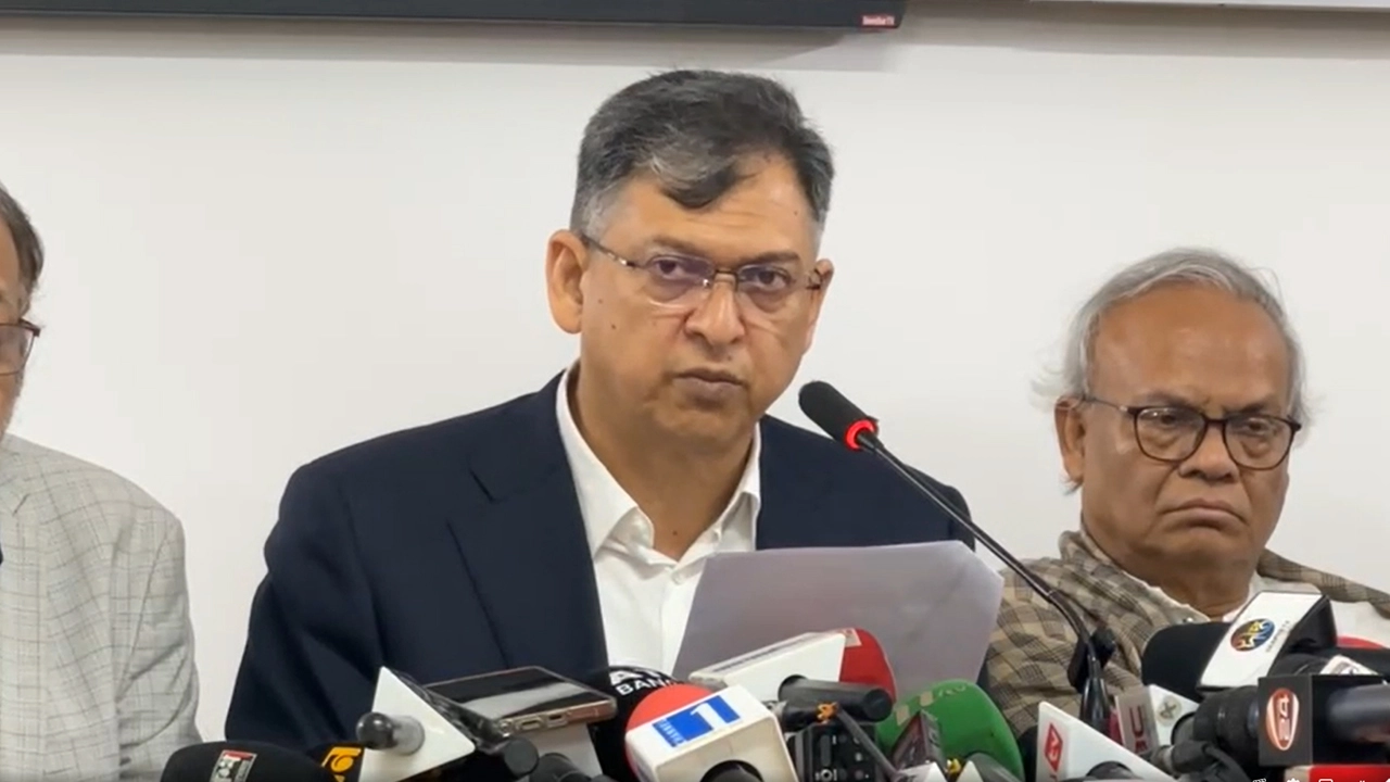 সংবাদ সম্মেলনে দলটির স্থায়ী কমিটির সদস্য সালাহউদ্দিন আহমদ। ছবি: এনপিবি