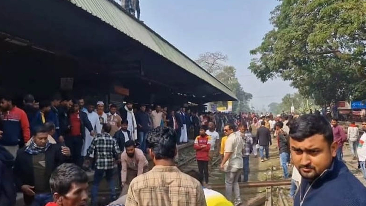 গাছের গুঁড়ি ফেলে রেলপথ অবরোধ করে বিক্ষোভ