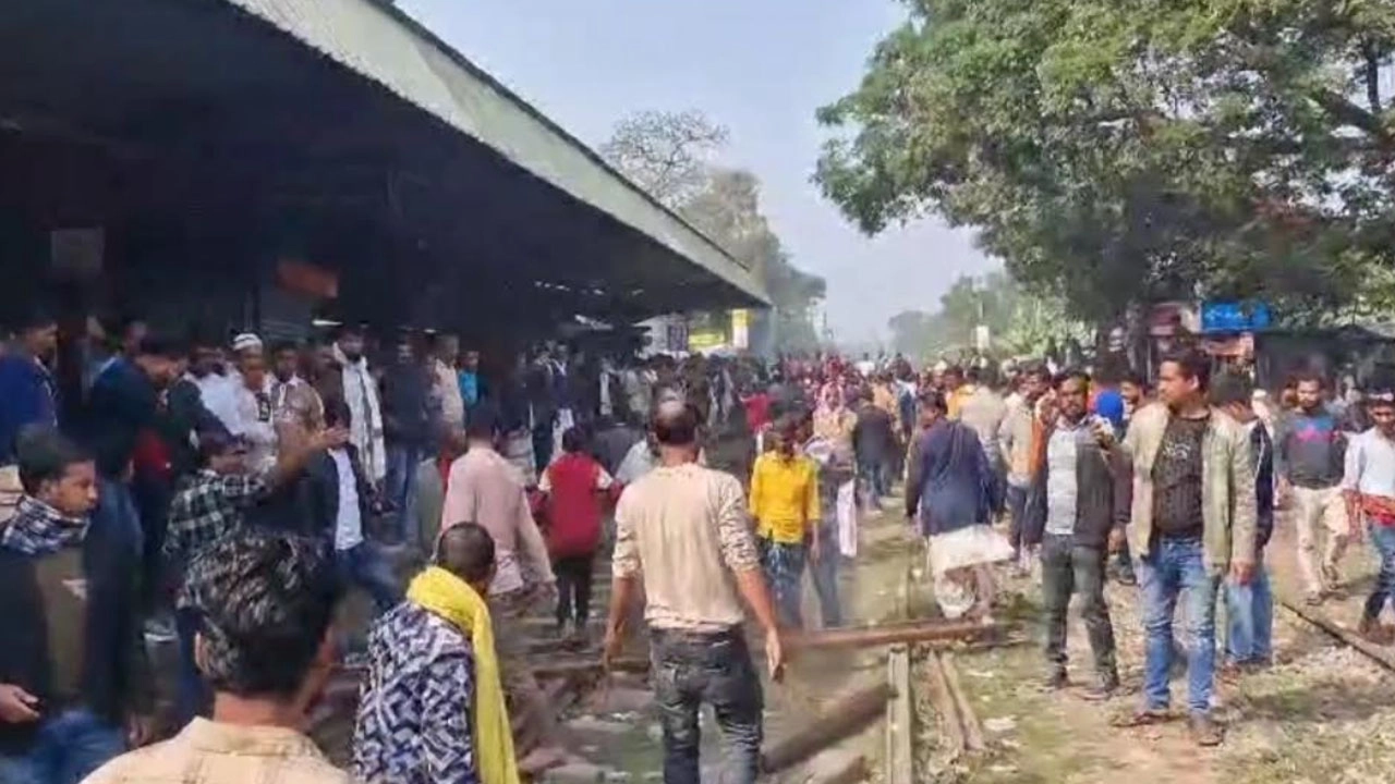 বাজিতপুরে রেলপথ অবরোধ