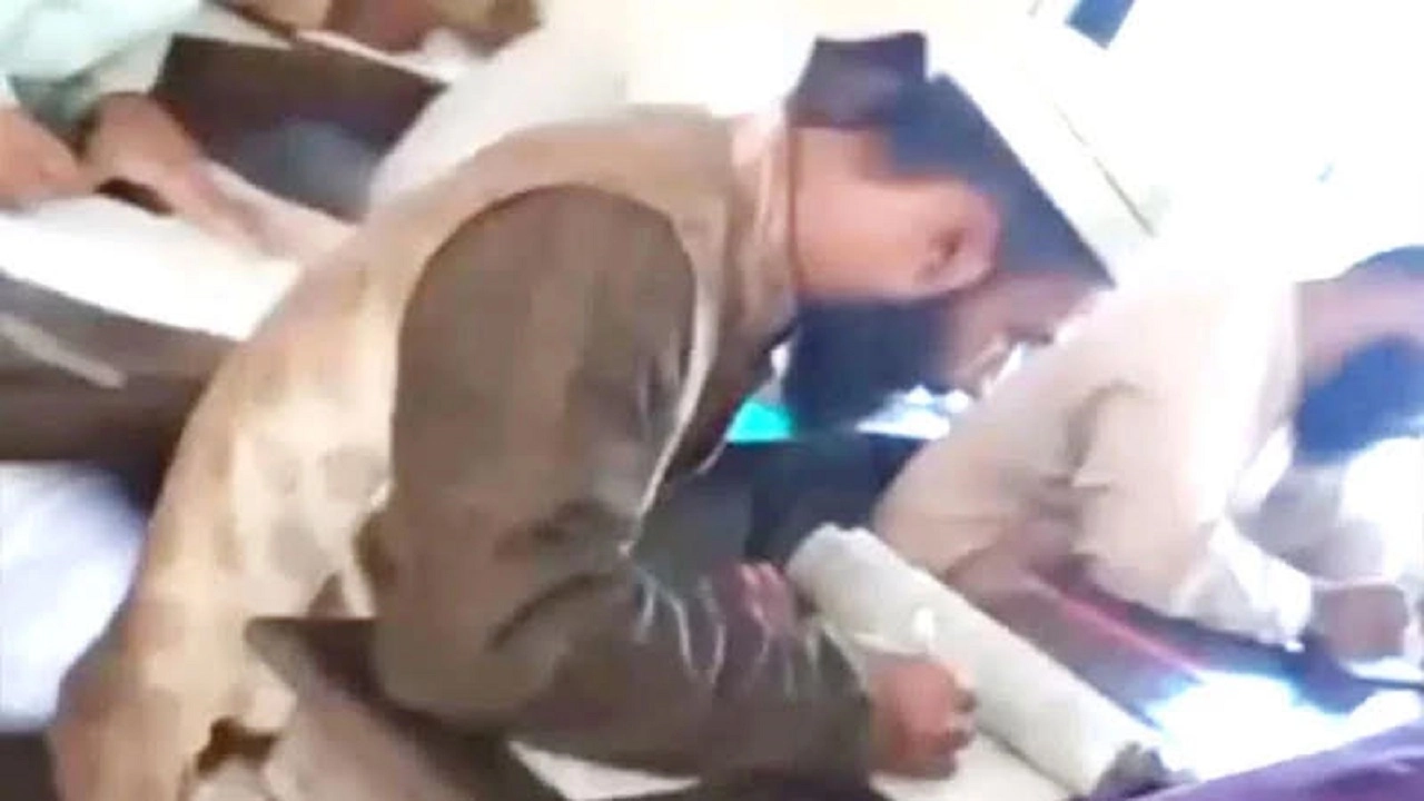 ফাজিল স্নাতক (অনার্স) পরীক্ষায় প্রকাশ্যে নকলের অভিযোগ