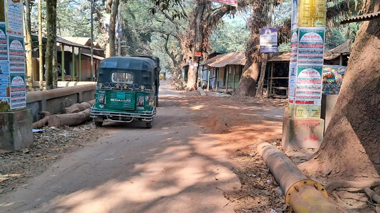 পাকা সড়ক কেটে ড্রেজার পাইপ