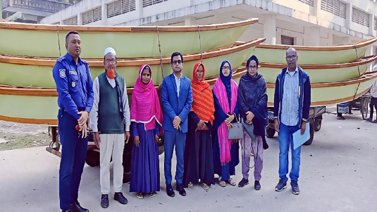 কাঠের তৈরি নৌকা বিতরণ