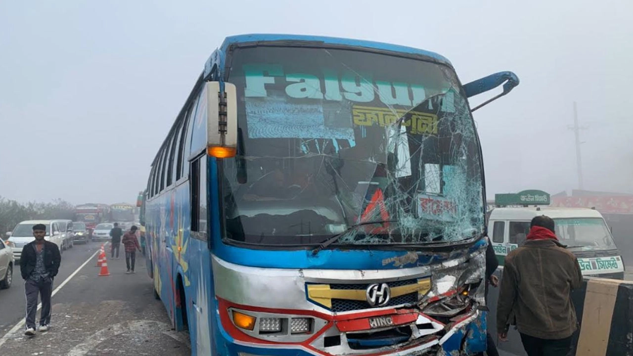 মাওয়া এক্সপ্রেসওয়েতে যাত্রীবাহী বাস ও কাভার্ডভ্যানের মধ্যে সংঘর্ষ