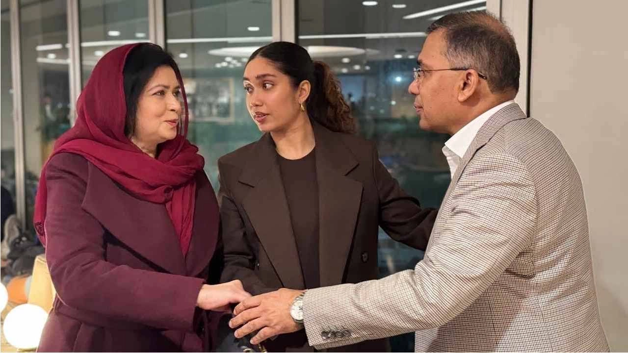 লন্ডনের হিথ্রো বিমানবন্দরে তারেক রহমানের সঙ্গে স্ত্রী জুবাইদা রহমান ও মেয়ে জাইমা রহমান