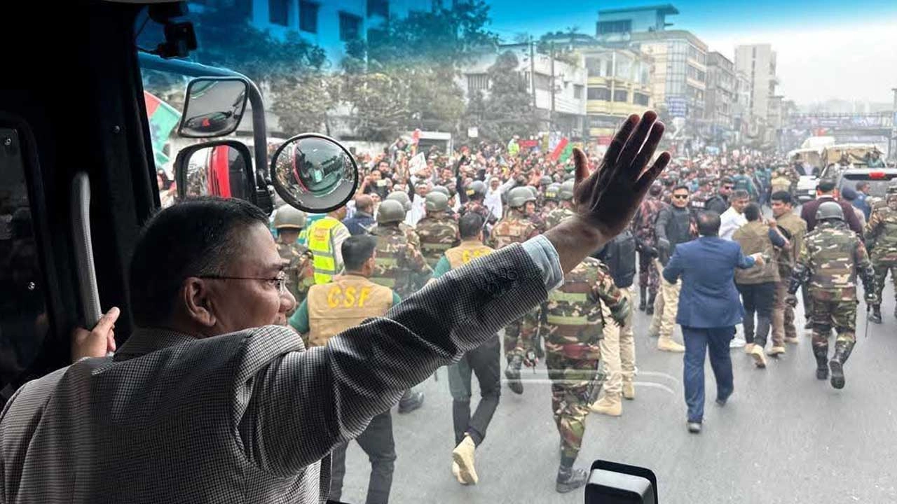 বিমানবন্দর থেকে বুলেটপ্রুফ বাসের যাত্রা, পথে পথে জনতাকে শুভেচ্ছা জানান তারেক রহমান