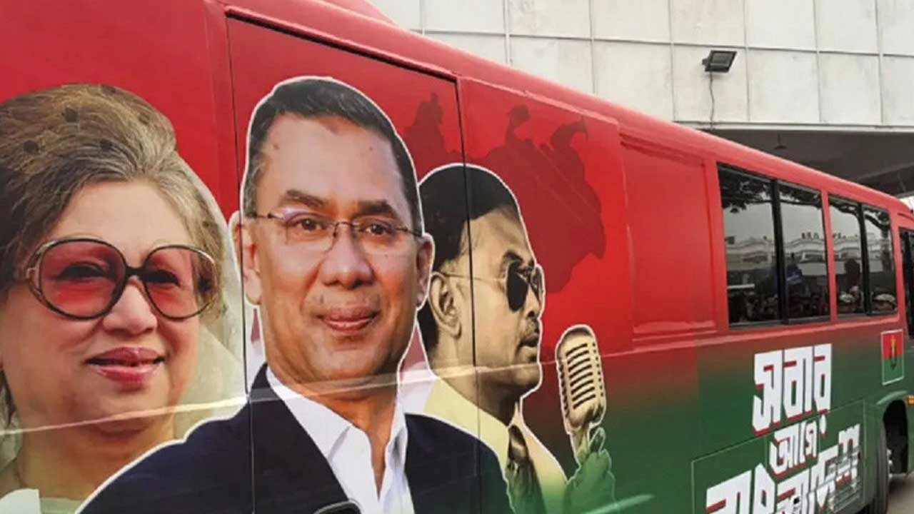 লাল-সবুজ রঙের একটি বিশেষ বুলেটপ্রুফ বাস