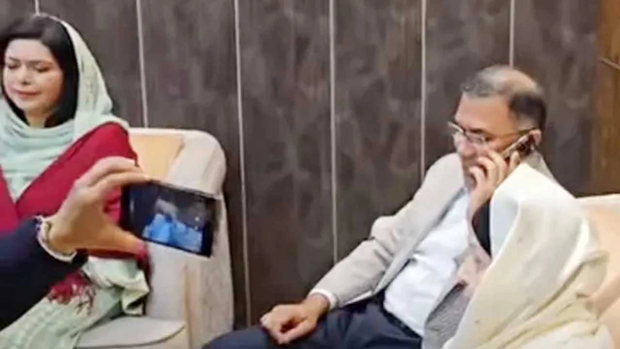 হযরত শাহজালাল আন্তর্জাতিক বিমানবন্দরে বসে তিনি প্রধান উপদেষ্টা ড. মুহাম্মদ ইউনূসকে ফোন করেন