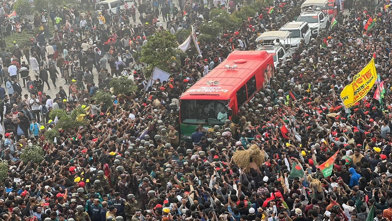 তারেক রহমানের গাড়িবহর ঘিরে নেতাকর্মীদের ঢল; ছবি: মাহাবুবুর রহমান জিসান/এনপিবি