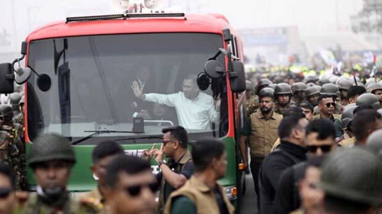 দুপুর ২টায় জুলাই ৩৬ এক্সপ্রেসওয়ে’তে তার গাড়িবহর প্রবেশ করে