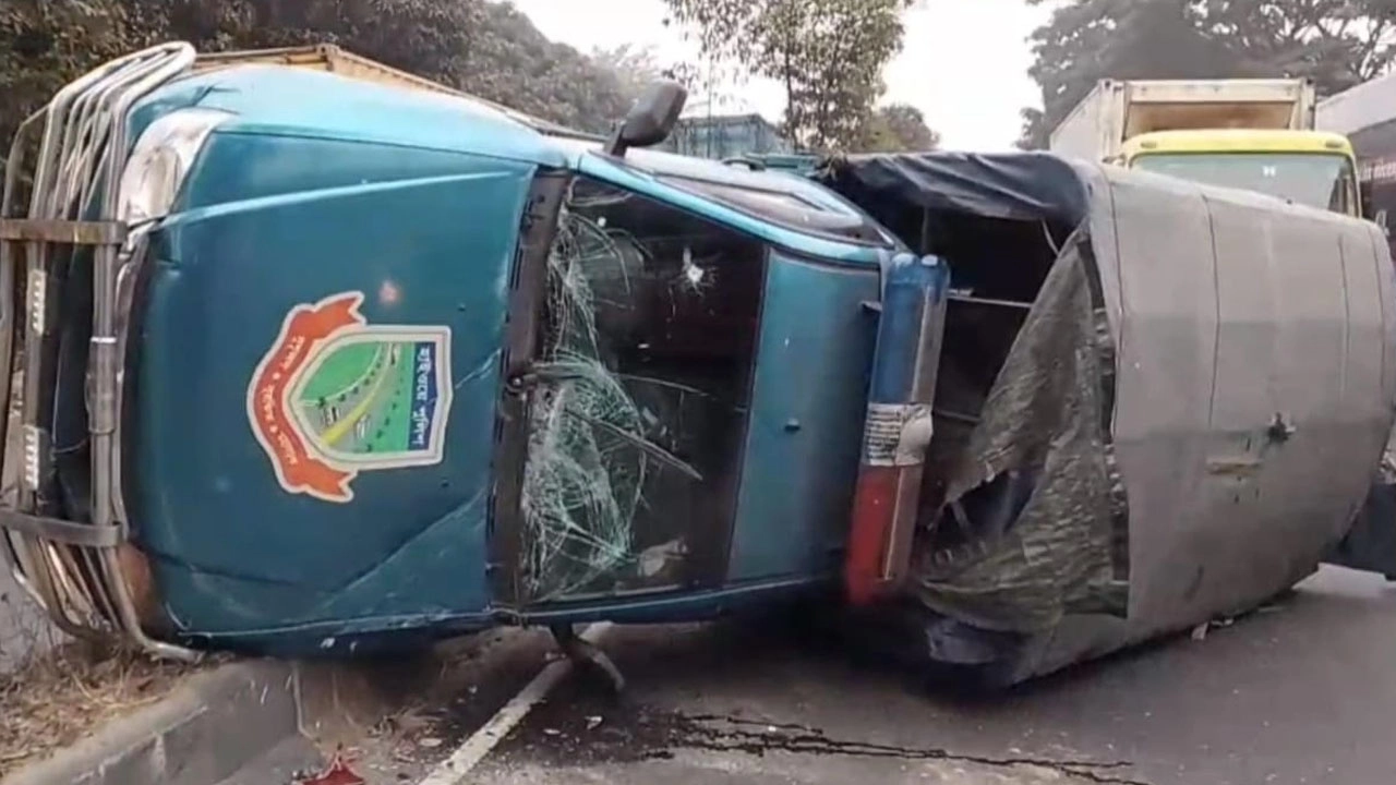 মুন্সীগঞ্জে পুলিশের টহল গাড়িতে কাভার্ড ভ্যানের ধাক্কা