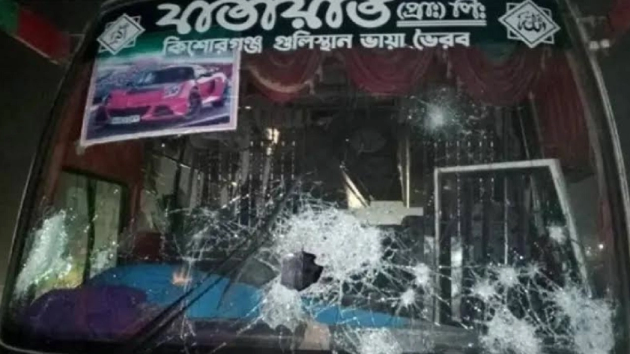 গাড়িতে হামলা