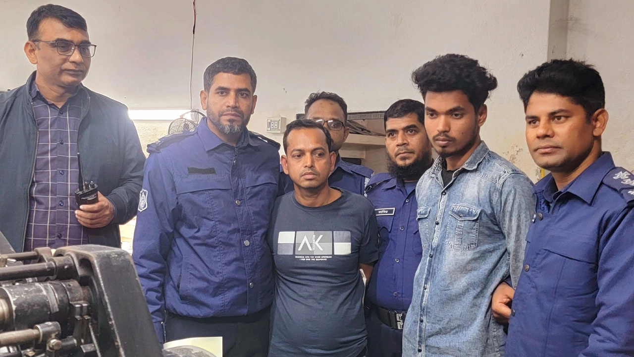 সিদ্ধিরগঞ্জে জাল স্ট্যাম্প তৈরির কারখানায় অভিযান