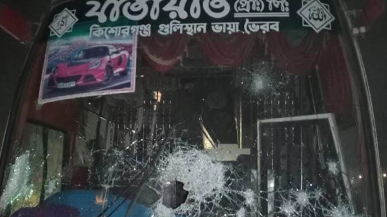 নরসিংদীতে রাতের আঁধারে বিএনপির বাসে হামলা