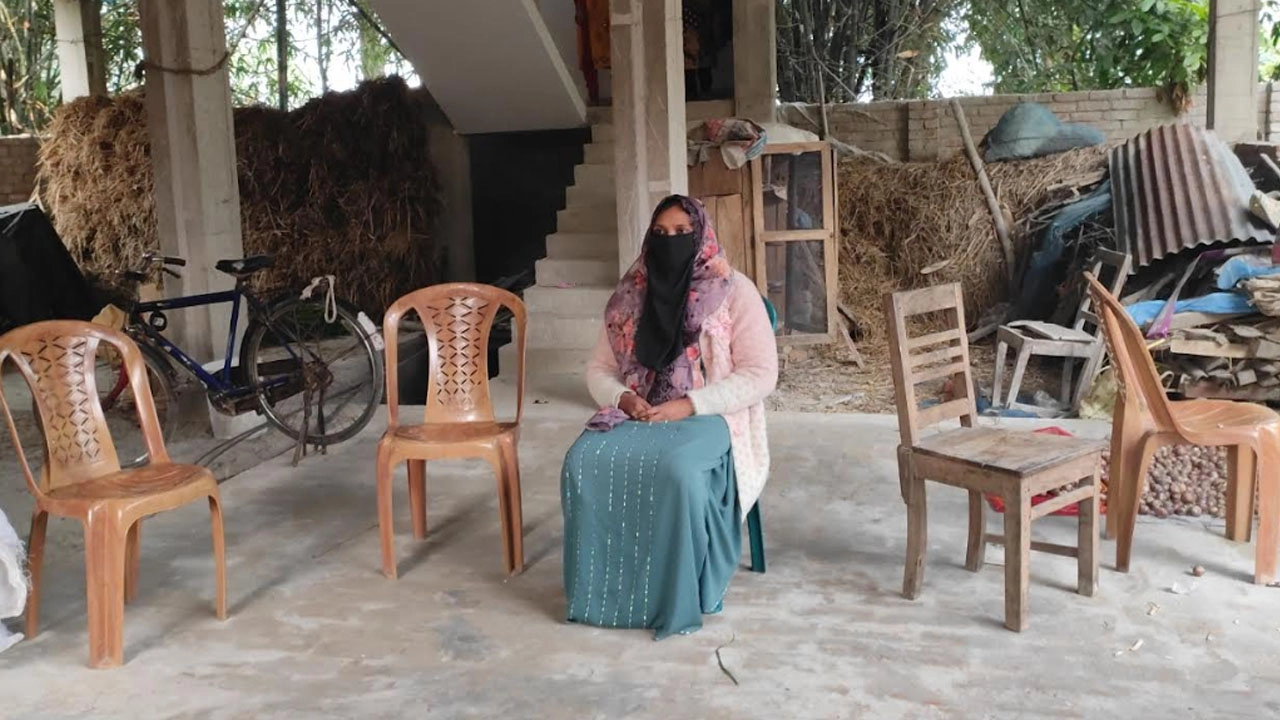 প্রবাসীর বাড়িতে অনশনে এক সন্তানের জননী।