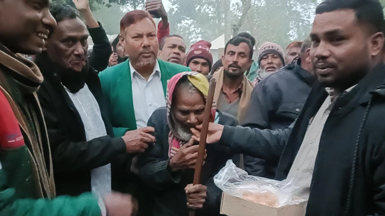 কুড়িগ্রামে মিষ্টি বিতরণ