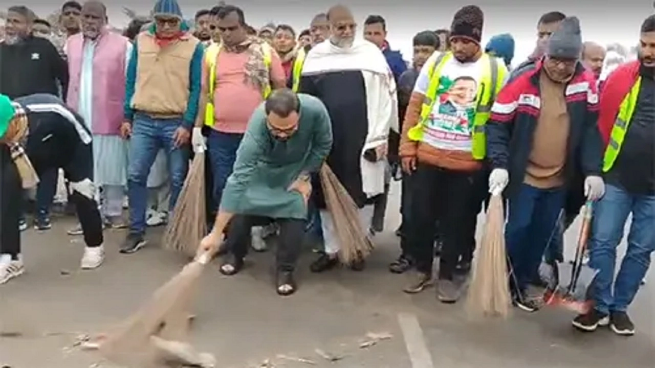 আহ্বায়ক আমিনুল হকের নেতৃত্বে সড়ক পরিস্কার করছে ঢাকা মহানগর উত্তর বিএনপি