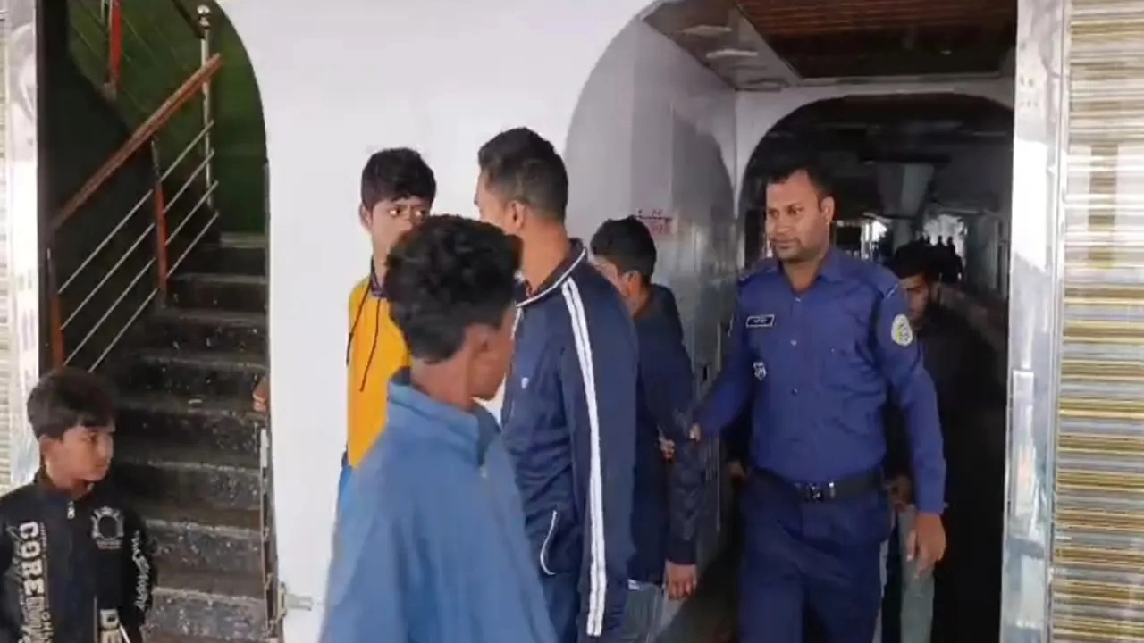 চারজন কে আটক করেছে পুলিশ