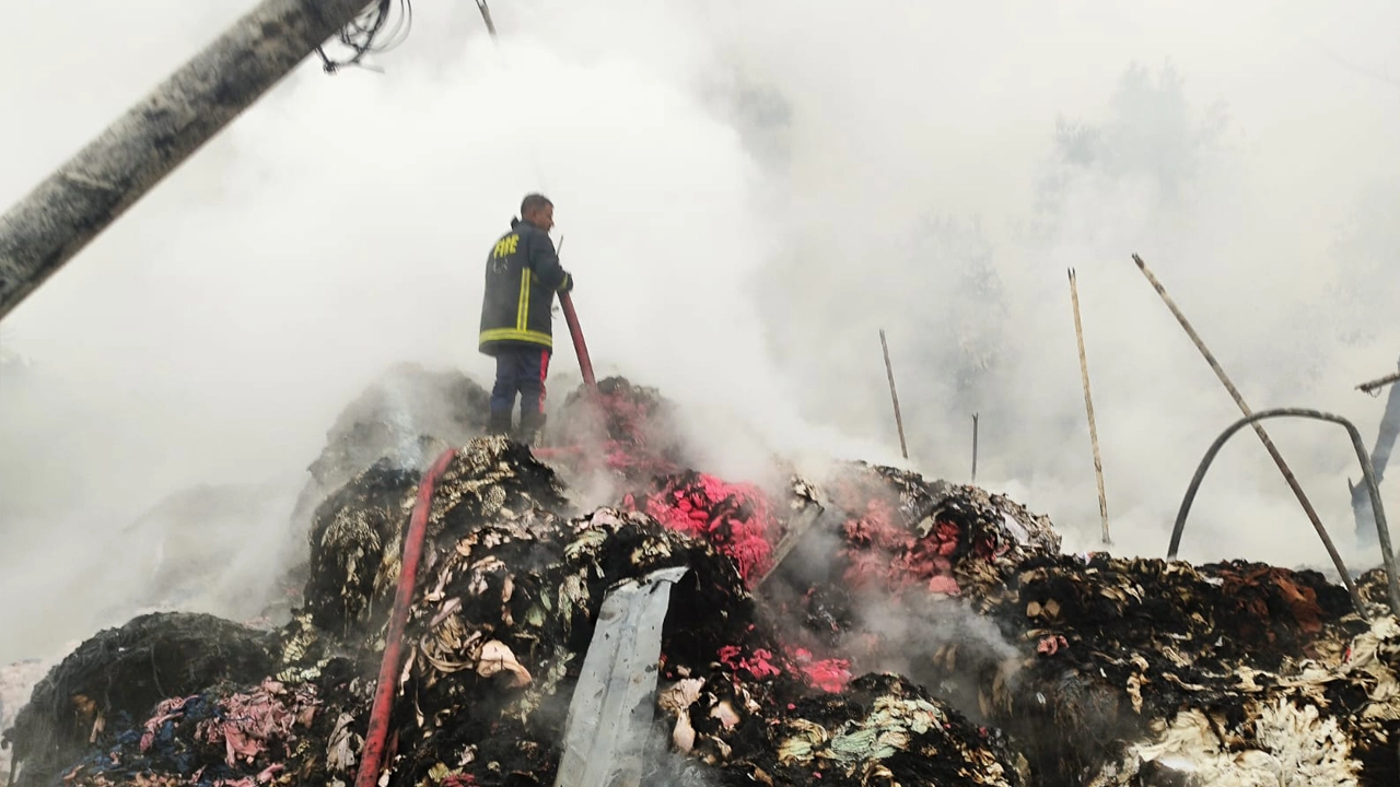 ইয়াসিন ইন্টার প্রাইজ নামক ঝুট গোডাউনে অগ্নিকাণ্ড