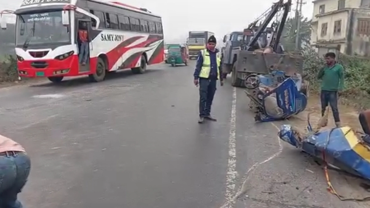 কাভার্ড ভ্যানের সঙ্গে যাত্রীবাহী লেগুনার মুখোমুখি সংঘর্ষ