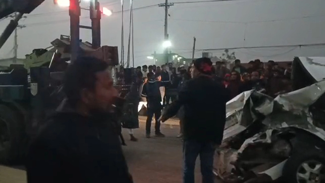 দুমড়ে মুচড়ে যাওয়া প্রাইভেটকার