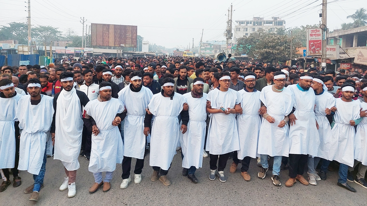 রাশেদ খাঁনের মনোনয়ন বাতিলের দাবিতে ঝিনাইদহে কাফনের কাপড় পরে বিএনপির বিক্ষোভ