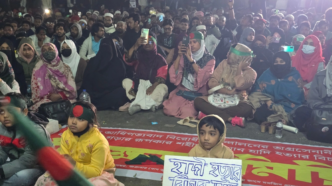 ওসমান হাদি হত্যার বিচার দাবিতে রাতভর শাহবাগে অবস্থানের ঘোষণা ইনকিলার মঞ্চের।