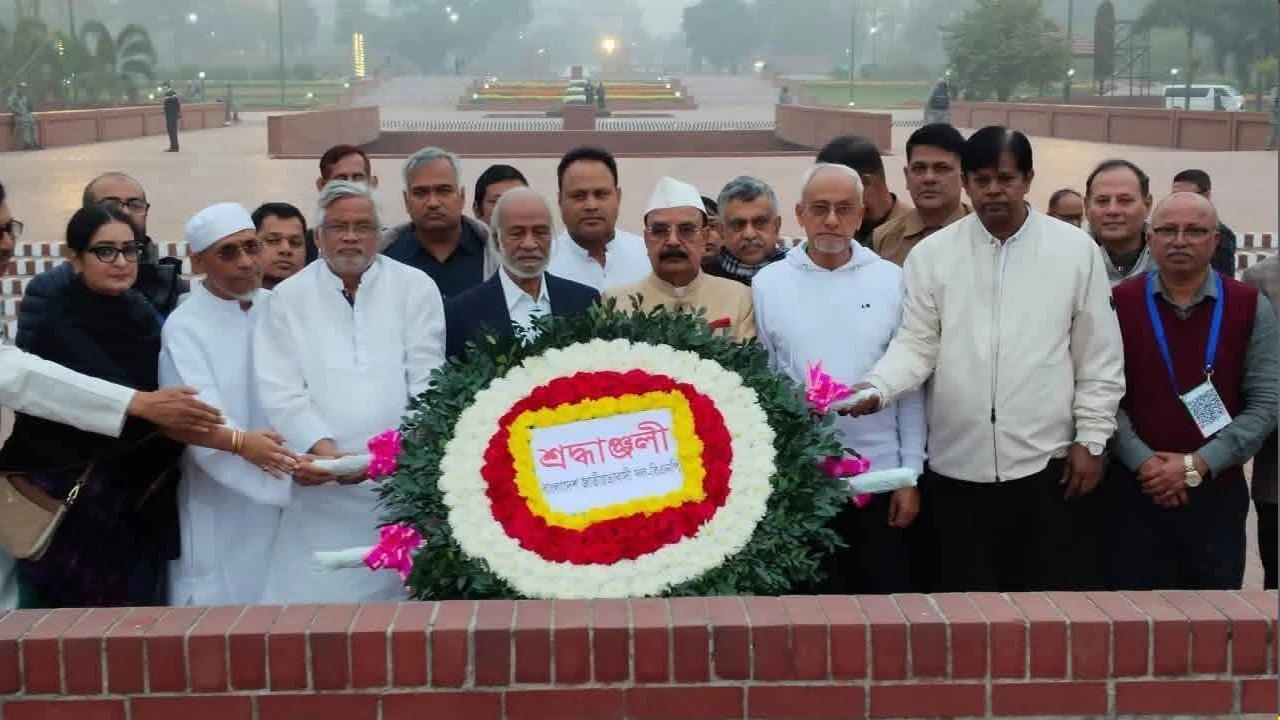 বিএনপির ভারপ্রাপ্ত চেয়ারম্যান তারেক রহমানের পক্ষে মহান মুক্তিযুদ্ধের শহীদদের প্রতি শ্রদ্ধা নিবেদন করা হয়।