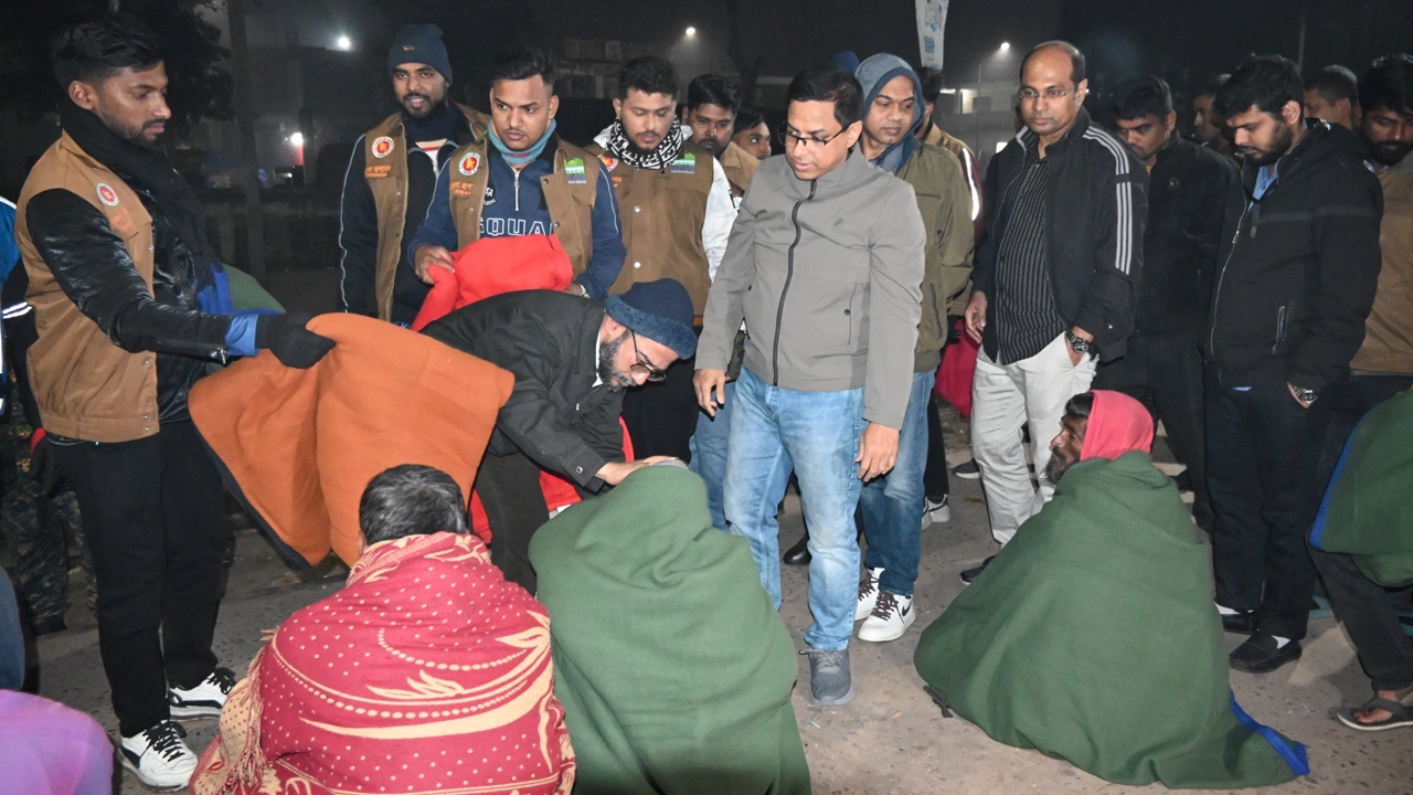 শীতার্তদের মাঝে কম্বল বিতরণ করেছে নারায়ণগঞ্জ জেলা  প্রশাসন