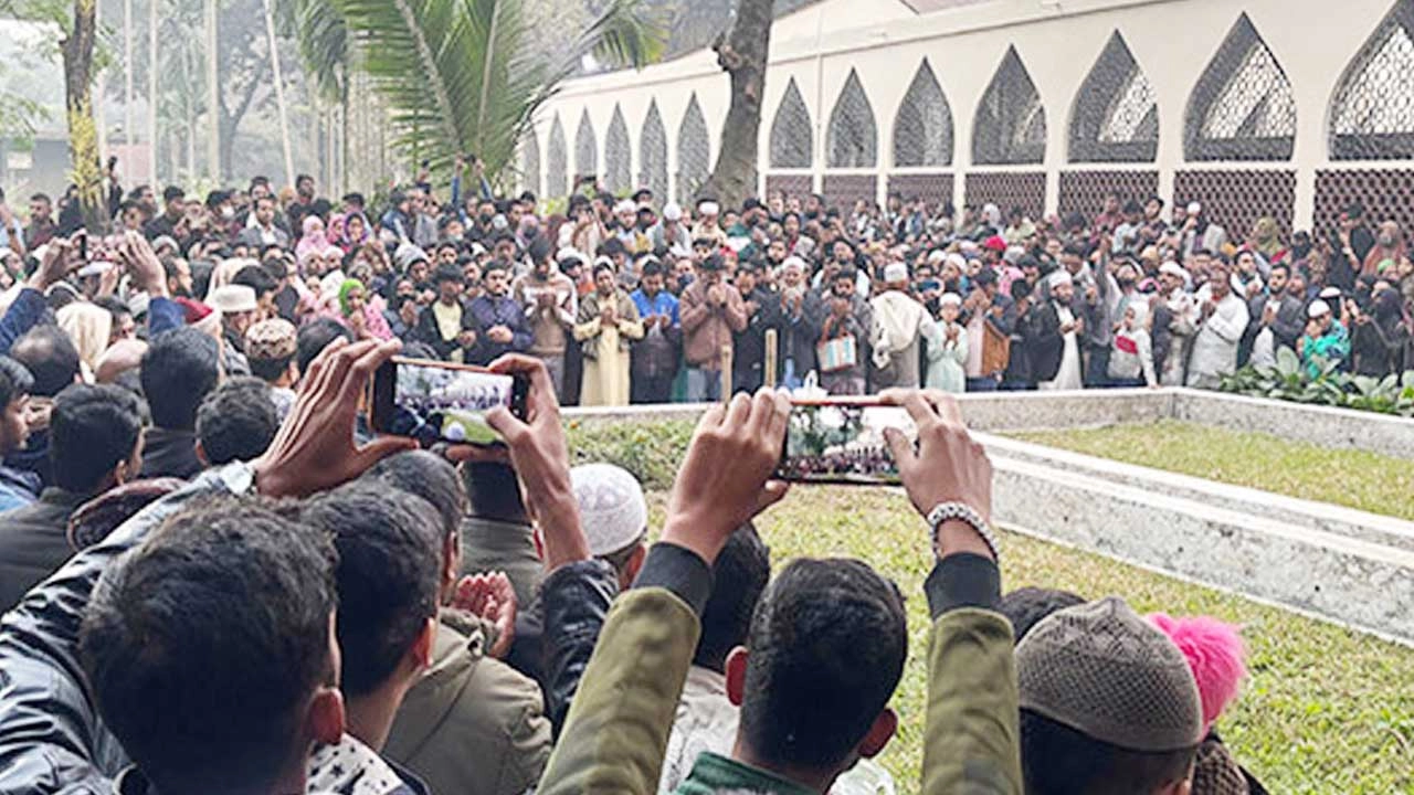 শুক্রবার বিকালে শহীদ ওসমান হাদীর কবরে জিয়ারত করেন হন শত শত শুভাকাঙ্ক্ষী