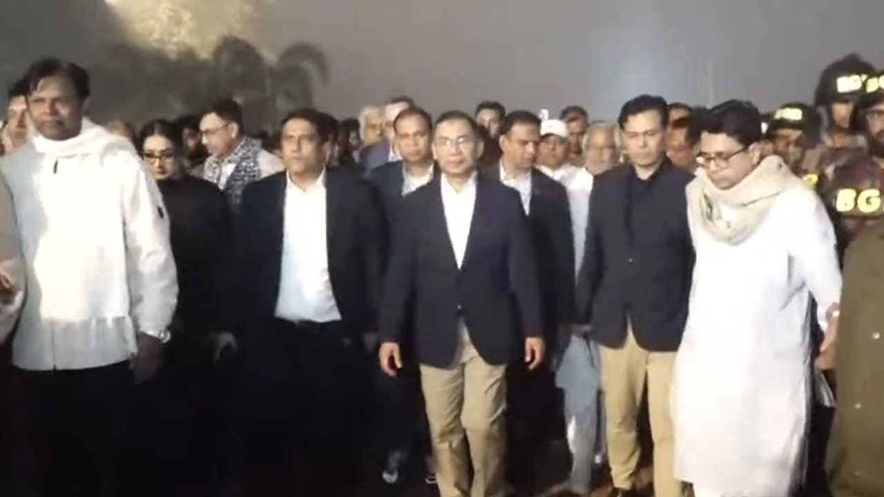 শুক্রবার (২৬ ডিসেম্বর) রাত ১০টার দিকে স্মৃতিসৌধে পৌঁছান তারেক রহমান