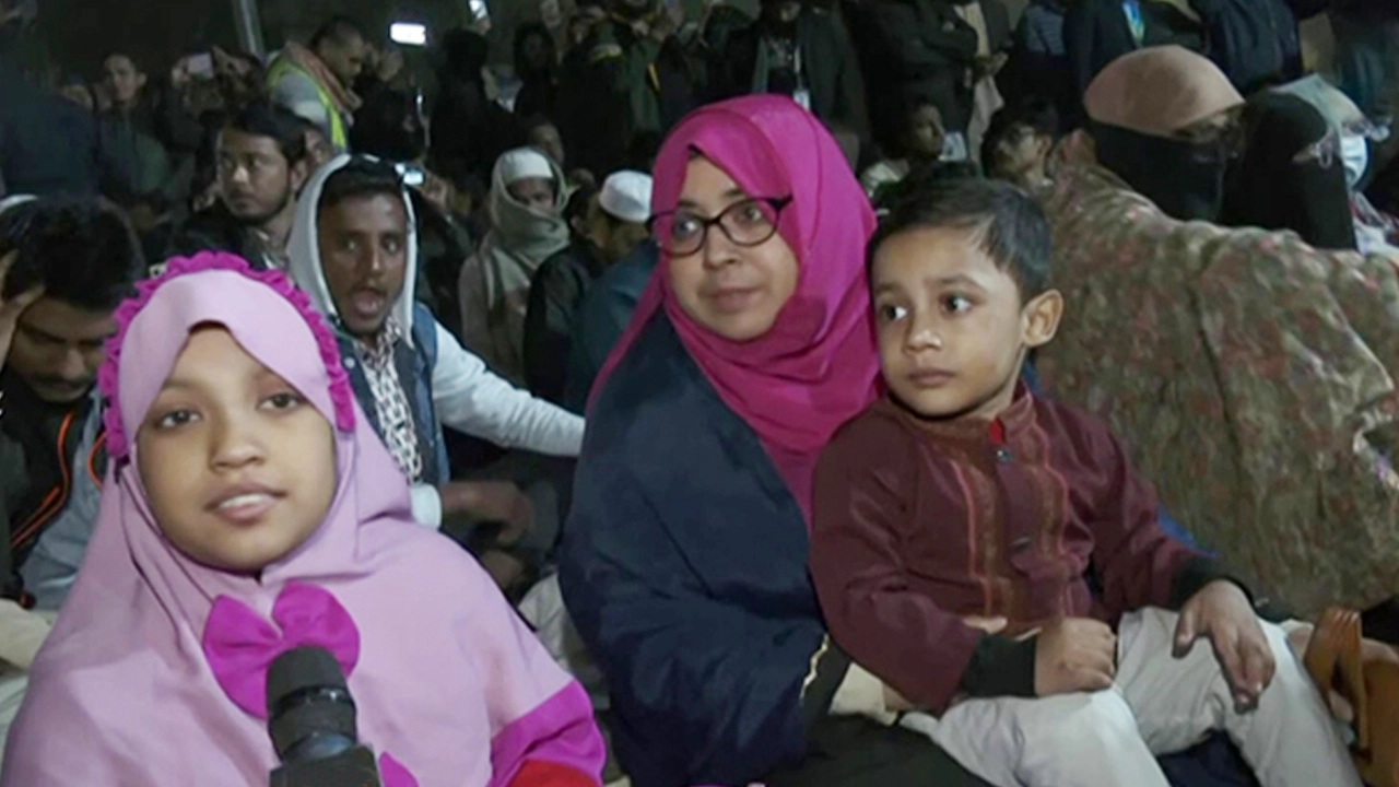 দুই শিশু সন্তান নিয়ে শাহবাগে মা