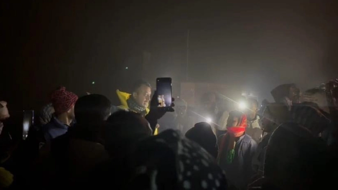 যাত্রীবাহী লঞ্চ পদ্মার চরে